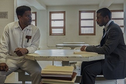 Jamie Foxx as Walter McMillian and Michael B. Jordan as Bryan Stevenson in 